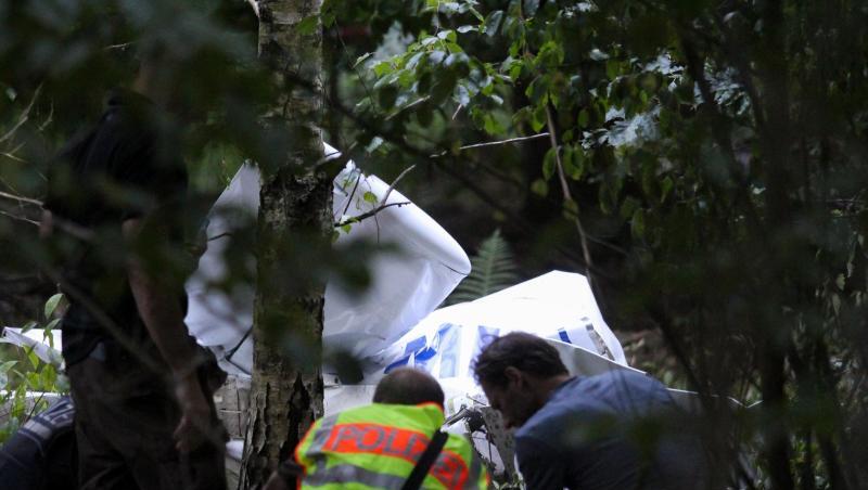 Einsatzkräfte der Polizei stehen am Wrack eines der abgestürzten Ultraleichtflugzeuge. Einsatzkräfte der Polizei stehen am Wrack eines der abgestürzten Ultraleichtflugzeuge.