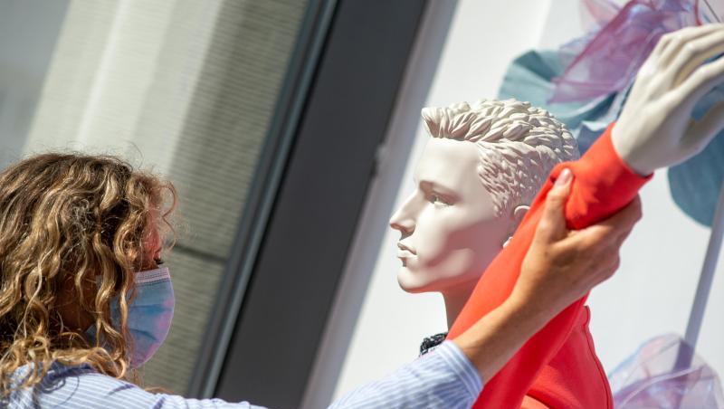 Eine Verkäuferin mit einem Mund-Nasen-Schutz entkleidet eine Puppe in einem Schaufenster. Foto: Klaus-Dietmar Gabbert/dpa-Zenralbild/dpa/Archivbild Eine Verkäuferin mit einem Mund-Nasen-Schutz entkleidet eine Puppe in einem Schaufenster. Foto: Klaus-Dietmar Gabbert/dpa-Zenralbild/dpa/Archivbild