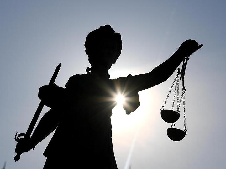 Die Statue der Justitia steht mit einer Waage und einem Schwert in der Hand. Foto: Arne Dedert/dpa