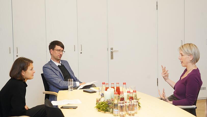 AZ-Rathausreporterin Christina Hertel (links) und Lokalchef Felix Müller im Gespräch mit der Bürgermeisterin. AZ-Rathausreporterin Christina Hertel (links) und Lokalchef Felix Müller im Gespräch mit der Bürgermeisterin.