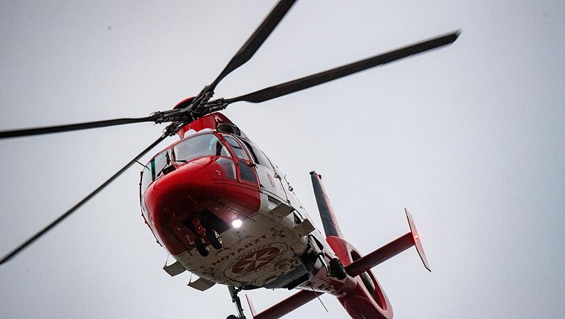 Symbolbild: Ein Rettungshubschrauber setzt zur Landung auf dem Flugplatz einer Klinik an.