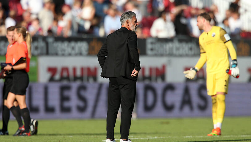 Maurizio Jacobacci streifte nach dem Spiel mit einem nachdenklichen Blick über das Spielfeld. Maurizio Jacobacci streifte nach dem Spiel mit einem nachdenklichen Blick über das Spielfeld.