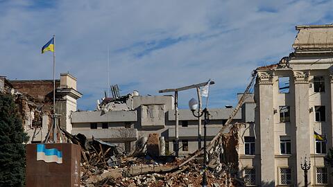 Ständiger russischer Beschuss und Drohnenangriffe gehören im südukrainischen Gebiet Cherson zum traurigen Alltag. (Archivbild)