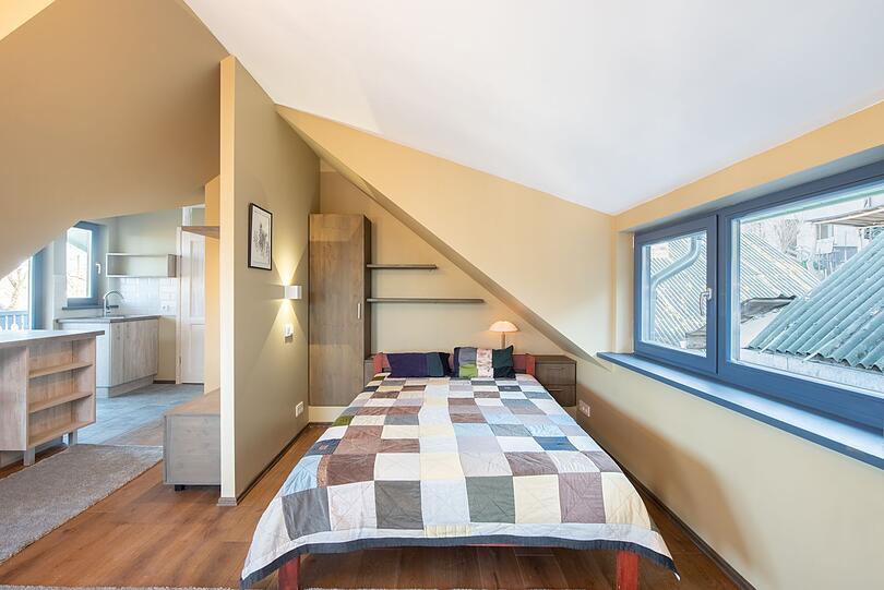 Raumaufteilung ist alles: Holen Sie das Maximale an Funktionalität, Optik und Wohlfühl-Faktor aus Ihrer Mini-Wohnung heraus, indem Sie den Raum clever aufteilen und gestalten. Eingezogene Rigipswände, Vorhänge, Regale als Raumtrenner, Farben oder Teppiche können ein einziges Zimmer in verschiedene Bereiche einteilen. Raumaufteilung ist alles: Holen Sie das Maximale an Funktionalität, Optik und Wohlfühl-Faktor aus Ihrer Mini-Wohnung heraus, indem Sie den Raum clever aufteilen und gestalten. Eingezogene Rigipswände, Vorhänge, Regale als Raumtrenner, Farben oder Teppiche können ein einziges Zimmer in verschiedene Bereiche einteilen.