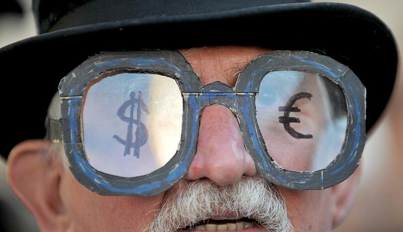 Demonstranten stehen mit Plakaten am Stachus in München (Vorbild der Demonstrationen ist die amerikanische Protestbewegung «Occupy Wall Street» («Besetzt die Wall Street»), die sich gegen das Finanzsystem und große Teile der Bankenwelt wendet.