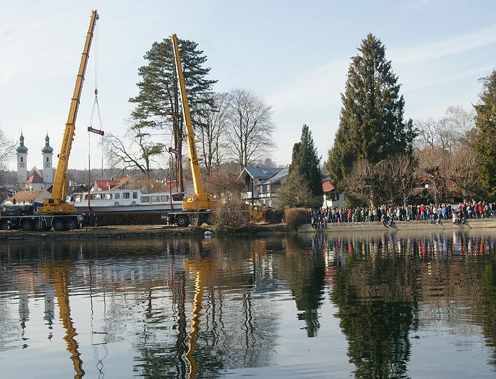 Die "MS Schondorf" ist angekommen in Tutzing. Sie wird in den Starnberger See gelassen.