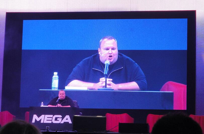 Kim Schmitz vor einer Videoleinwand bei der Präsentation seines neues Internet-Speicherdienstes "Mega".