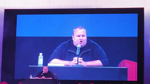 Kim Schmitz vor einer Videoleinwand bei der Präsentation seines neues Internet-Speicherdienstes "Mega".