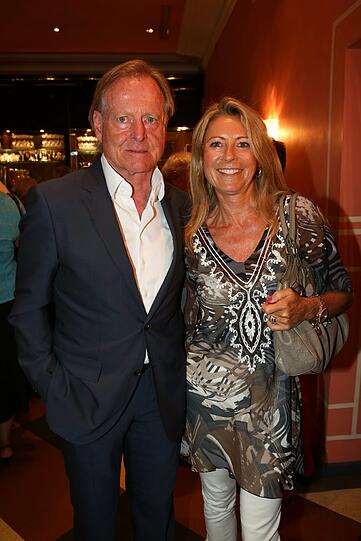 Graf Christian Bruges von Pfuel mit Freundin Carolin Riess.