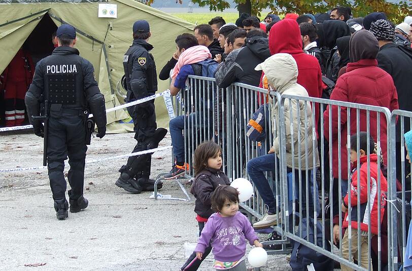 Die slowenische Polizei stoppt Flüchtlinge, die von Kroatien einreisen wollten.