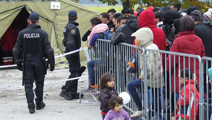 Die slowenische Polizei stoppt Flüchtlinge, die von Kroatien einreisen wollten. Die slowenische Polizei stoppt Flüchtlinge, die von Kroatien einreisen wollten.