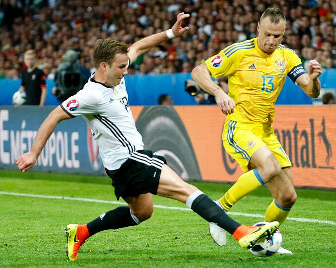 Mario Götze Note 3: Der (Noch-?) Bayer bekam das Vertrauen von Löw (und nicht Stoßstürmer Gomez), startete als &bdquo;falsche Neun&ldquo; und haderte mit seinem Schicksal. Keine Bälle, keine Szene. Konnte einem da vorne leid tun.