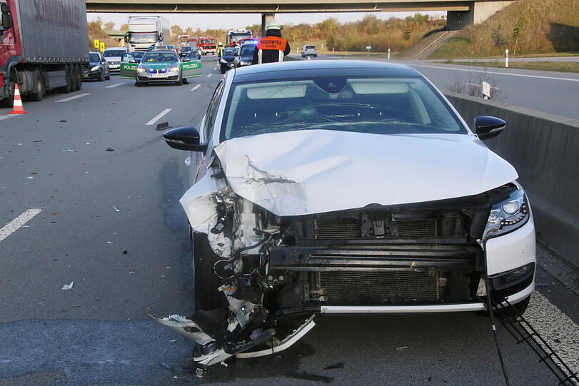 Der VW Passat konnte nicht mehr rechtzeitig bremsen und krachte in den Audi. Die A94 war nach dem Unfall kurzzeitig gesperrt.