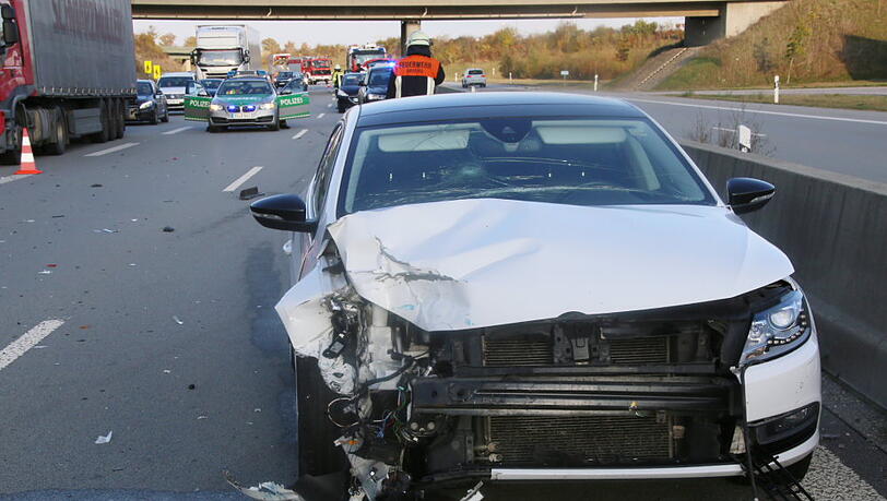 Der VW Passat konnte nicht mehr rechtzeitig bremsen und krachte in den Audi. Die A94 war nach dem Unfall kurzzeitig gesperrt. Der VW Passat konnte nicht mehr rechtzeitig bremsen und krachte in den Audi. Die A94 war nach dem Unfall kurzzeitig gesperrt.