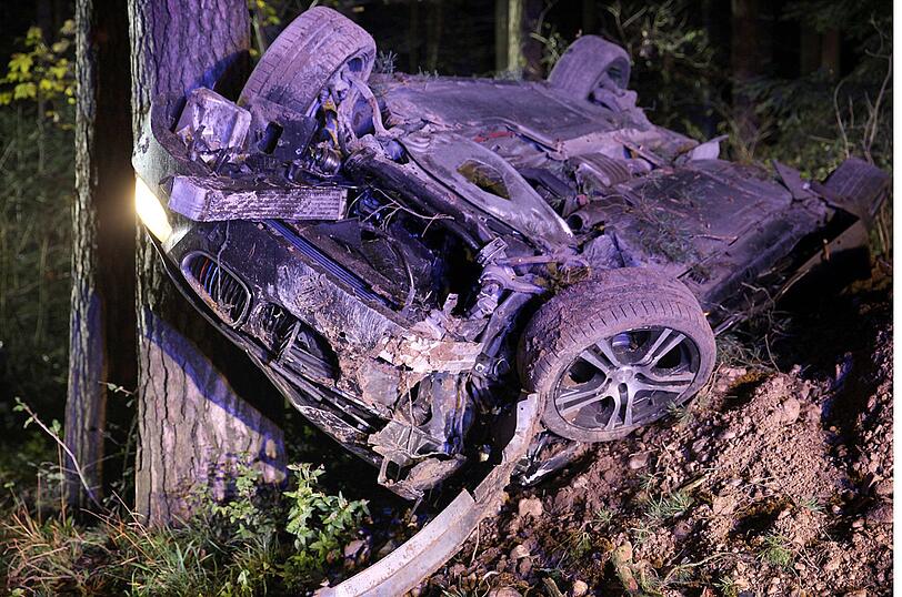 Zu schnell und dann auch noch Alkohol um Blut: Ein 25-Jähriger verursacht einen schweren Verkehrsunfall.