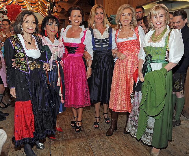 Powerfrauen unter sich bei Regines Damen-Wiesn im vergangenen Jahr: Gastgeberin Regine Sixt (2. v. l.) mit den Unternehmerinnen (v. l.)
Ann-Katrin Bauknecht, Margit Tönnies, Dagmar Wöhrl, Renate Thyssen-Henne und Claudia Porsche.