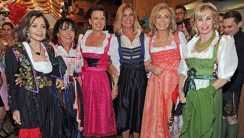 Powerfrauen unter sich bei Regines Damen-Wiesn im vergangenen Jahr: Gastgeberin Regine Sixt (2. v. l.) mit den Unternehmerinnen (v. l.)
Ann-Katrin Bauknecht, Margit Tönnies, Dagmar Wöhrl, Renate Thyssen-Henne und Claudia Porsche. Powerfrauen unter sich bei Regines Damen-Wiesn im vergangenen Jahr: Gastgeberin Regine Sixt (2. v. l.) mit den Unternehmerinnen (v. l.)
Ann-Katrin Bauknecht, Margit Tönnies, Dagmar Wöhrl, Renate Thyssen-Henne und Claudia Porsche.