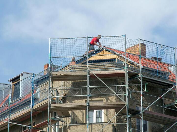 Dachausbau und Sanierung eines Altbaus. Ein Hartz-IV-Empfänger aus Berlin und seine Vermieterin streiten vor dem Bundesgerichtshof um eine deutliche Mieterhöhung.