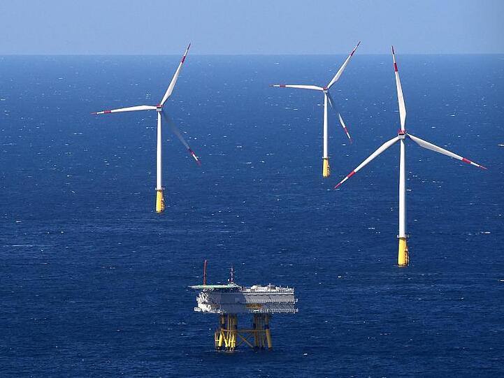 Zu den klimaneutralen Investitionen gehören dieses Umspannwerk und Windräder in der Nordsee rund 43 Seemeilen (70 Kilometer) westlich der Insel Sylt.