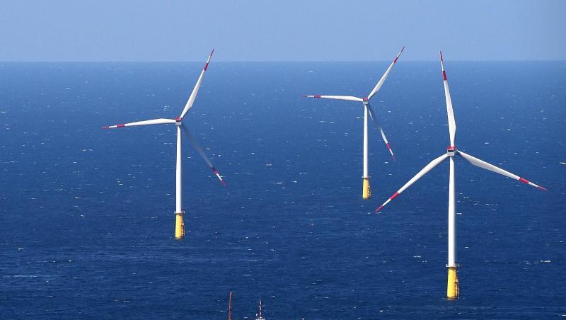 Zu den klimaneutralen Investitionen gehören dieses Umspannwerk und Windräder in der Nordsee rund 43 Seemeilen (70 Kilometer) westlich der Insel Sylt. Zu den klimaneutralen Investitionen gehören dieses Umspannwerk und Windräder in der Nordsee rund 43 Seemeilen (70 Kilometer) westlich der Insel Sylt.