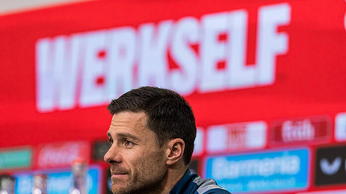 Geht der FC Bayern leer aus?  Auf der Pressekonferenz vor dem Heimspiel gegen die TSG Hoffenheim will Xabi Alonso seinen Verbleib in Leverkusen bekannt geben.  Dem FC Bayern und Liverpool soll die Entscheidung bereits mitgeteilt worden sein.