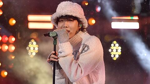 J-Hope sang bei der BTS Festa gemeinsam mit zwei seiner Bandkollegen.