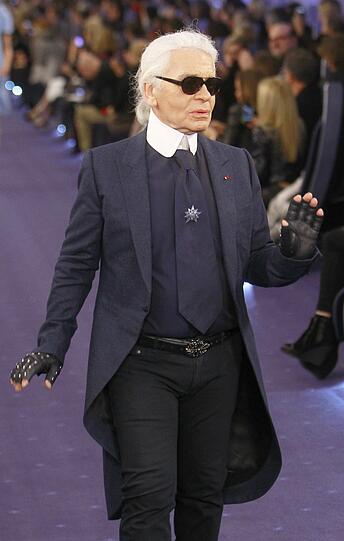 In die Blautöne von Stewardessenuniformen gewandet, schritten die Models dann durch den Mittelgang.