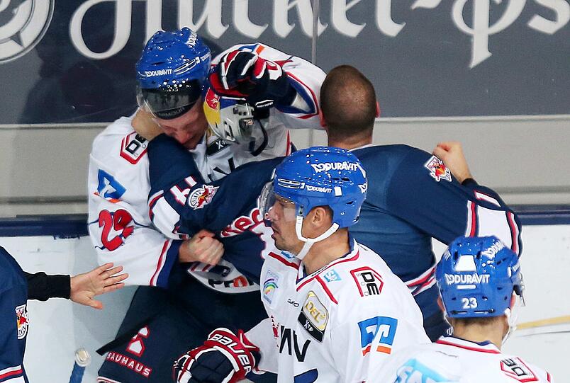 Chancenlos: Mannheims Denis Reul (l.) gegen EHC-Star Steve Pinizzotto.