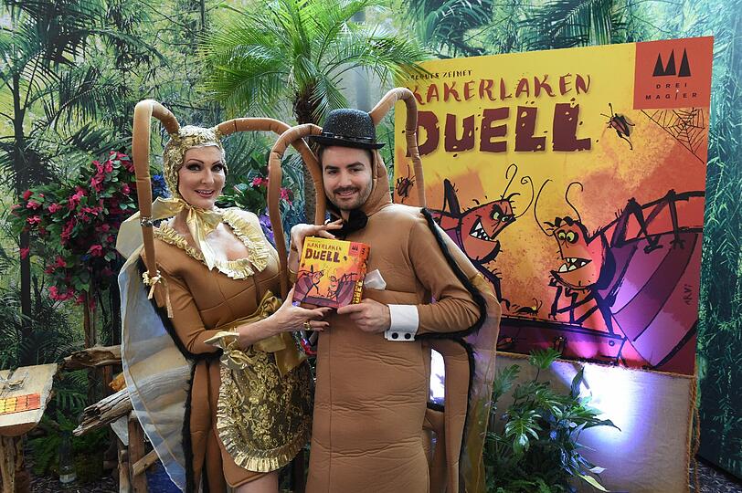 Désirée Nick und Menderes am Stand von &bdquo;Schmidt Spiele&ldquo; auf der Nürnberger Spielwarenmesse