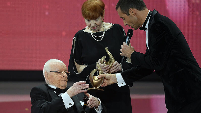Kabarettist Manfred Uhling und Autorin Angela Gentzmer mit Moderator Kai Pflaume.