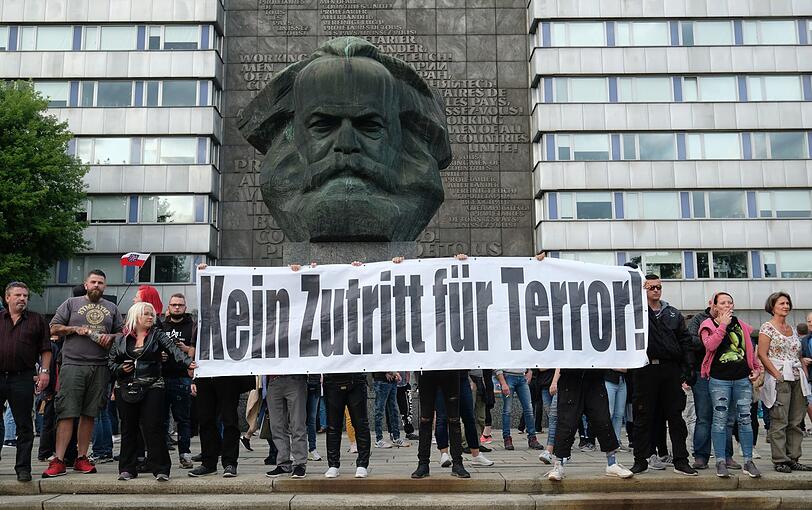 Chemnitz hat sich innerhalb von wenigen Stunden zum Pulverfass entwickelt. Nach dem gewaltsamen Tod eines 35-Jährigen marschierten innerhalb kürzester Zeit rechte Demonstranten auf - ihnen stellten sich am Montag linke Demonstranten gegenüber. Um ein unmittelbares Aufeinandertreffen zu verhindern, rückte die Polizei mit Hundertschaften an. Die Bilder aus Chemnitz.