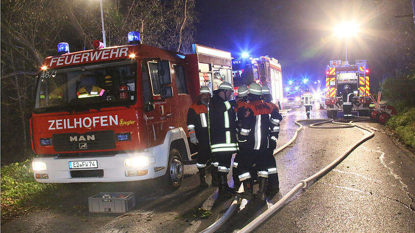 Das Sägewerk brannte komplett ab, verletzt wurde niemand, die Brandursache ist allerdings noch unklar. Die Bilder vom Feuerwehreinsatz in Dorfen.