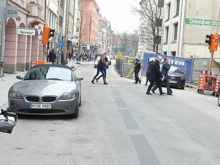Der Blick aus der Gegenrichtung auf die Leopoldstraße.