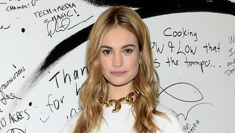 Lily James in einem klassisch-eleganten Einteiler Lily James in einem klassisch-eleganten Einteiler