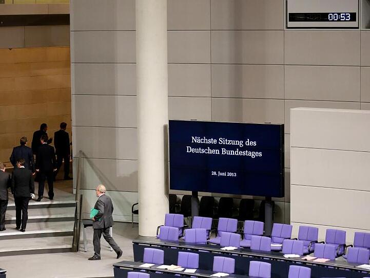 Nach einer Sitzung verlassen Abgeordnete den Bundestag um 0:53 Uhr.