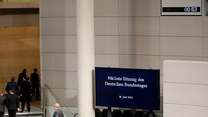 Nach einer Sitzung verlassen Abgeordnete den Bundestag um 0:53 Uhr. Nach einer Sitzung verlassen Abgeordnete den Bundestag um 0:53 Uhr.
