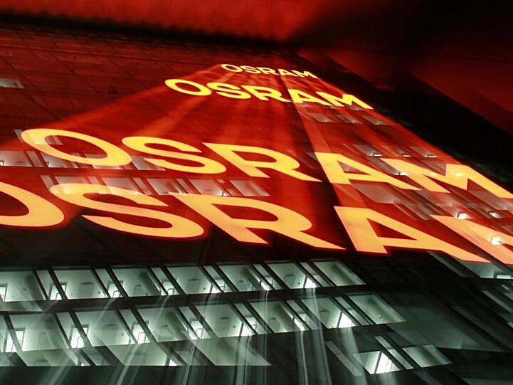 Die Nachtaufnahme zeigt die Zentrale der Firma Osram. Foto: Rene Ruprecht/dpa/Archivbild
