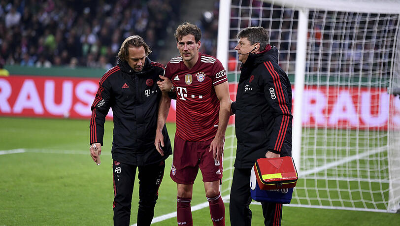 Für Leon Goretzka war das Pokalspiel bei Borussia Mönchengladbach vorzeitig beendet.