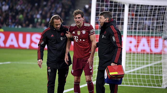 Für Leon Goretzka war das Pokalspiel bei Borussia Mönchengladbach vorzeitig beendet.
