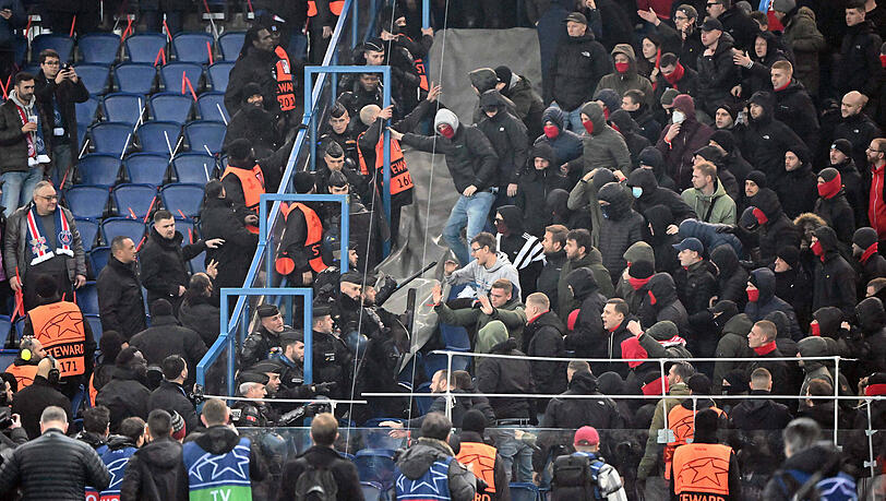 Auseinandersetzung zwischen der französischen Polizei und den Bayern-Fans. Auseinandersetzung zwischen der französischen Polizei und den Bayern-Fans.