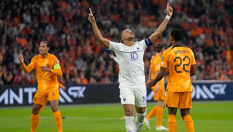 Die Niederländer verloren gegen die Franzisen um Kylian Mbappé (M.).