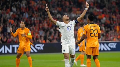 Die Niederländer verloren gegen die Franzisen um Kylian Mbappé (M.).