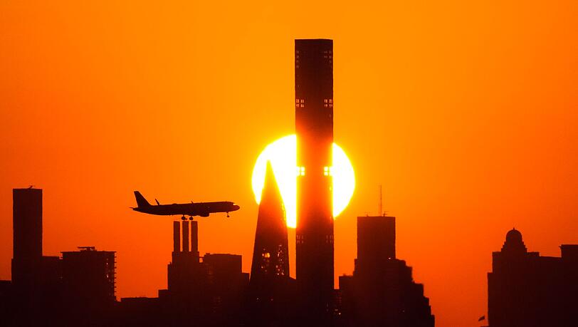 Flugzeug vor der Skyline: Für einige Reisende platzt der Traum vom US-Urlaub. (Archivbild)
