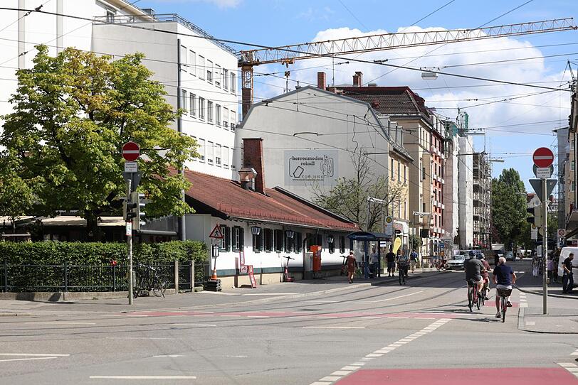 Absoluter Fixpunkt: das Jagdschlössl in der Leonrodstraße. Absoluter Fixpunkt: das Jagdschlössl in der Leonrodstraße.