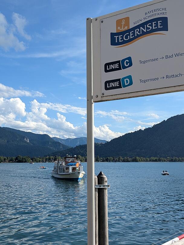 Ein Passagierschiff am Tegernsee n&auml;hert sich in diesem Sommer dem Steg.