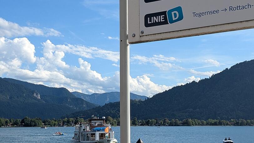 Ein Passagierschiff am Tegernsee nähert sich in diesem Sommer dem Steg. Ein Passagierschiff am Tegernsee nähert sich in diesem Sommer dem Steg.