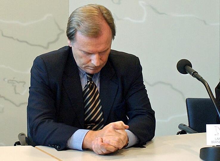 Der brandenburgische Justizminister Kurt Schelter (CDU) erklärt am 23.07.2002 bei einer Pressekonferenz in Potsdam seinen Rücktritt. Der Streit um die Einkünfte von Brandenburgs früherem Justizminister Kurt Schelter ist alt - nun soll ein Prozess für Klarheit sorgen. Von Dienstag (13.03.2012) an muss er sich vor dem Landgericht Potsdam verantworten.