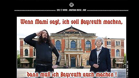 Der Künstler mit seiner Mutter vor dem Bayreuther Richard-Wagner Festspielhaus.