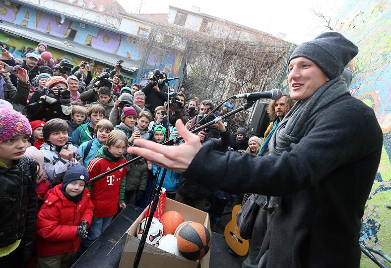 Fußballer Bastian Schweinsteiger, Ex-Profi Mehmet Scholl, Basketballer Steffen Hamann und Sänger Peter Brugger haben sich an einem freien Nachmittag trotz Kälte am Bolzplatz an der Glockenbachwerkstatt getroffen. Der soll nämlich abgerissen werden - wogegen die Promis mit den Kindern protestieren. Die Bilder