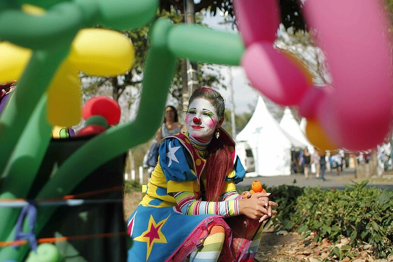 Ein als Clown verkleidetes Mädchen auf der Eröffnungsfeier des Internationalen Kunstfestivals in Costa Rica.